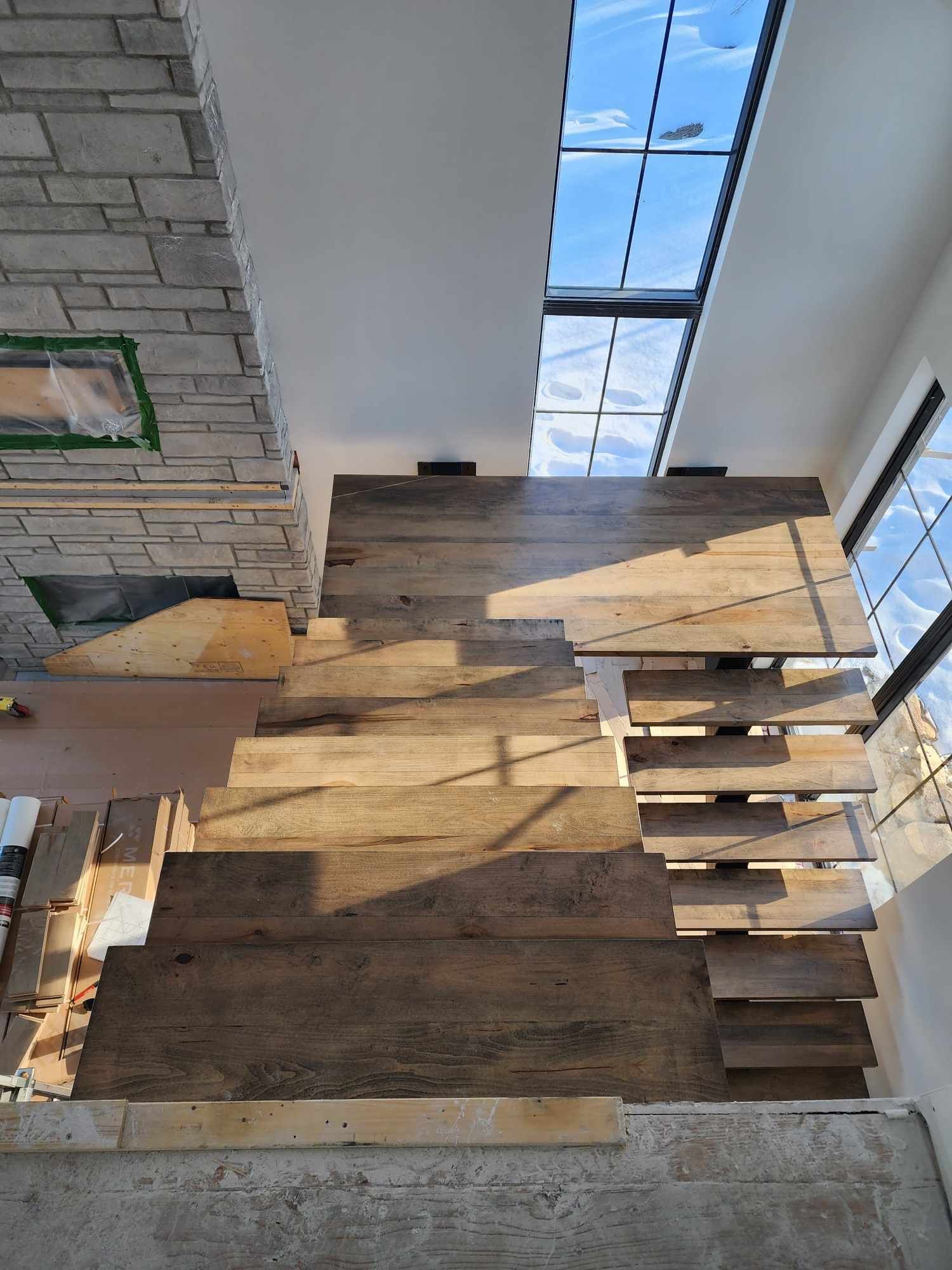Un escalier en bois est en cours de construction dans une maison.