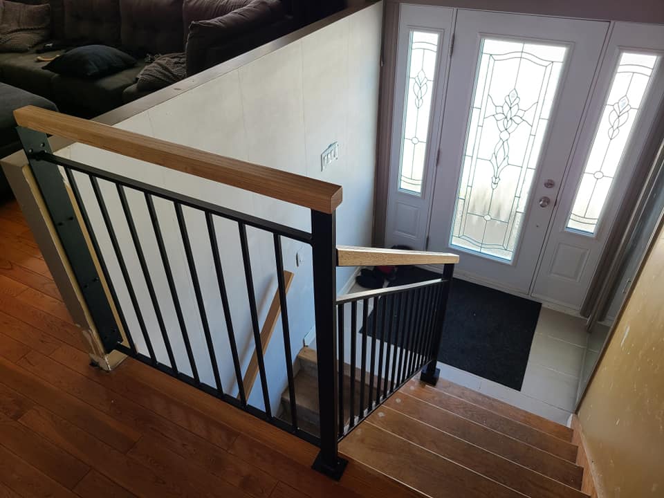 Une vue d'un escalier menant à une porte dans un salon.