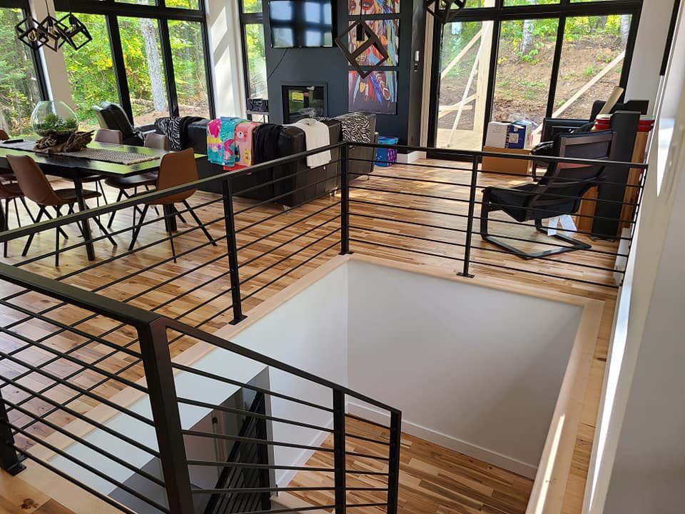 Une vue d'un salon depuis le deuxième étage d'une maison.