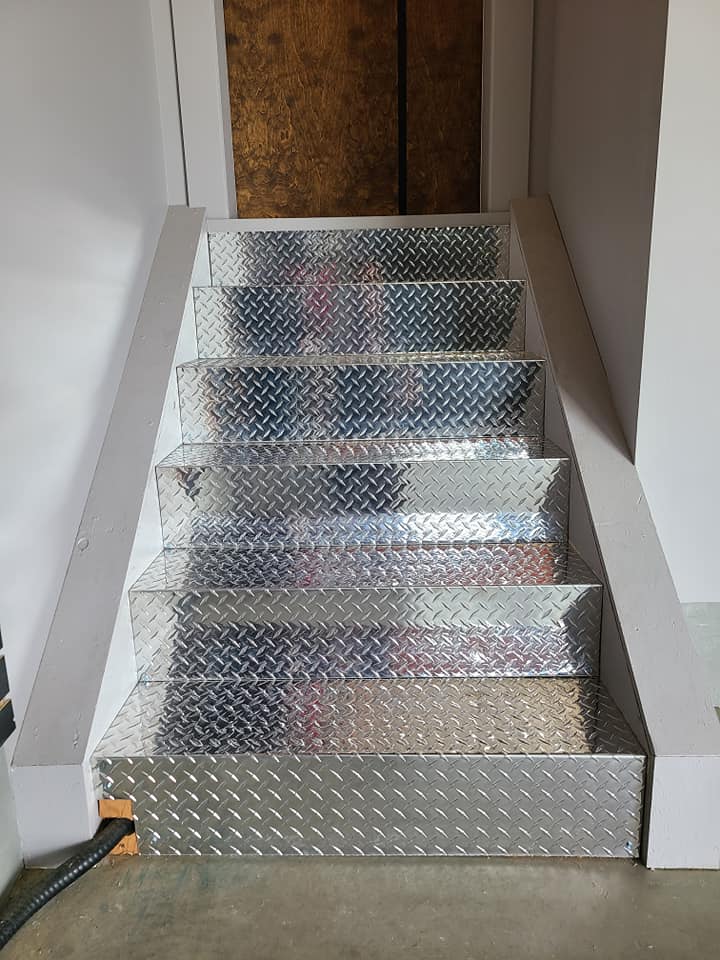 Un ensemble d'escaliers en aluminium dans un sous-sol.