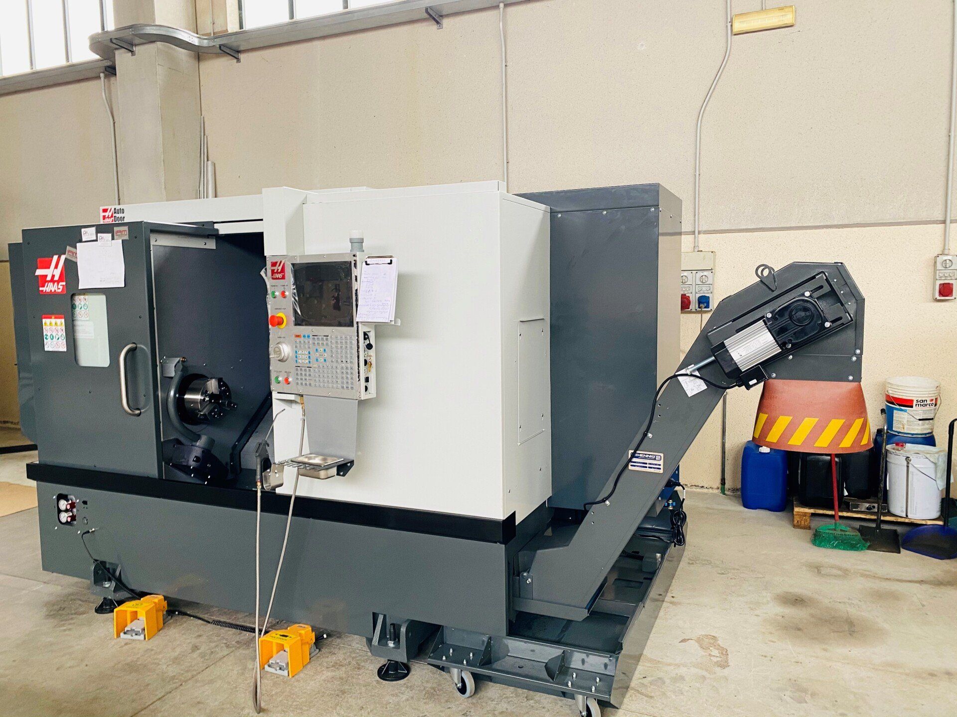 Grande macchina CNC grigia in un'officina.