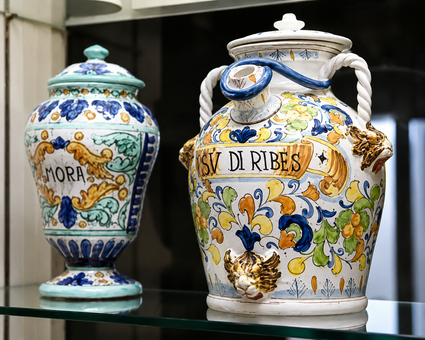 In mostra due vasi di ceramica decorati nei colori blu, bianco e oro, uno con l'etichetta