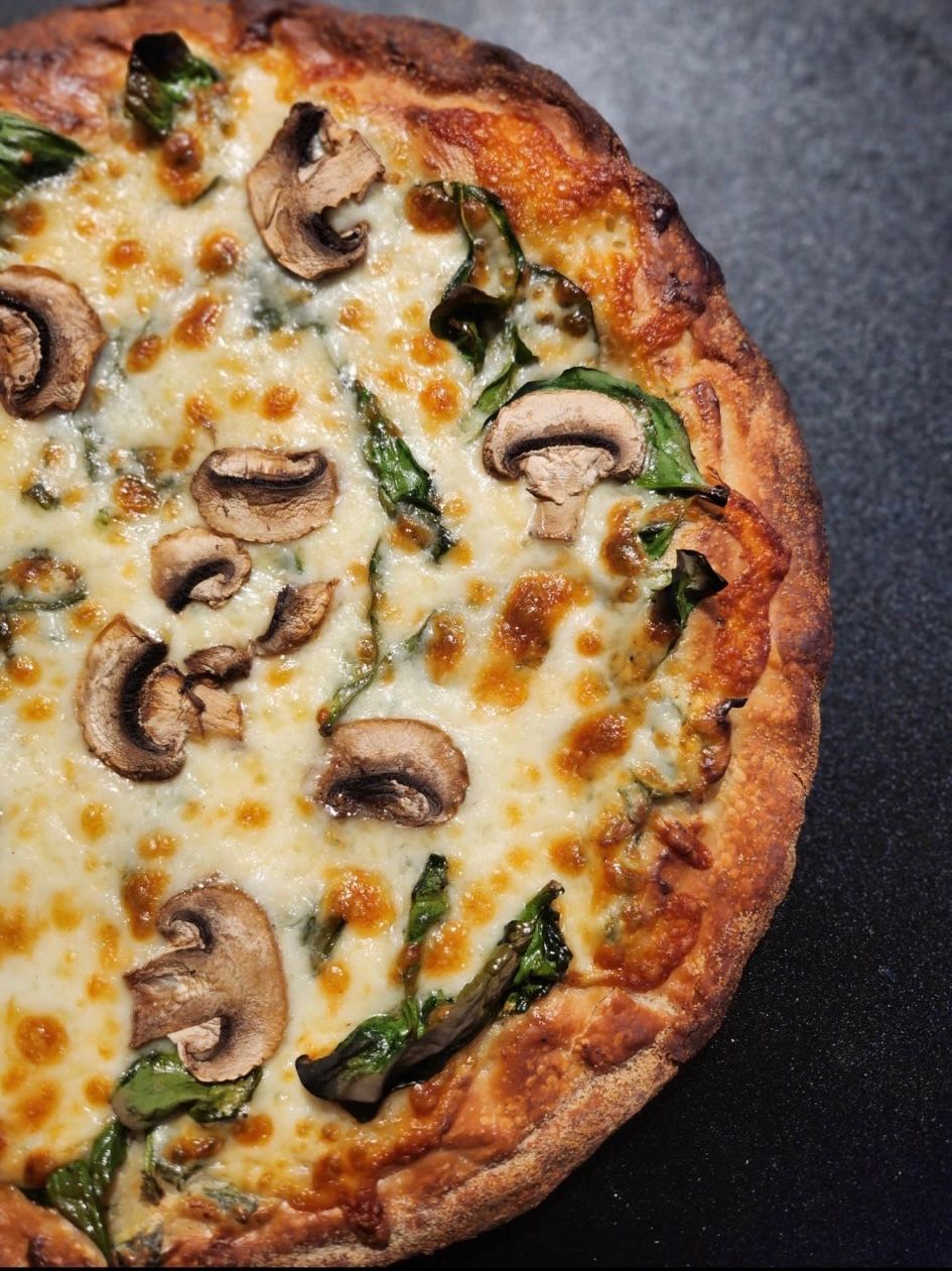 Cream os spinach and mushroom pizza