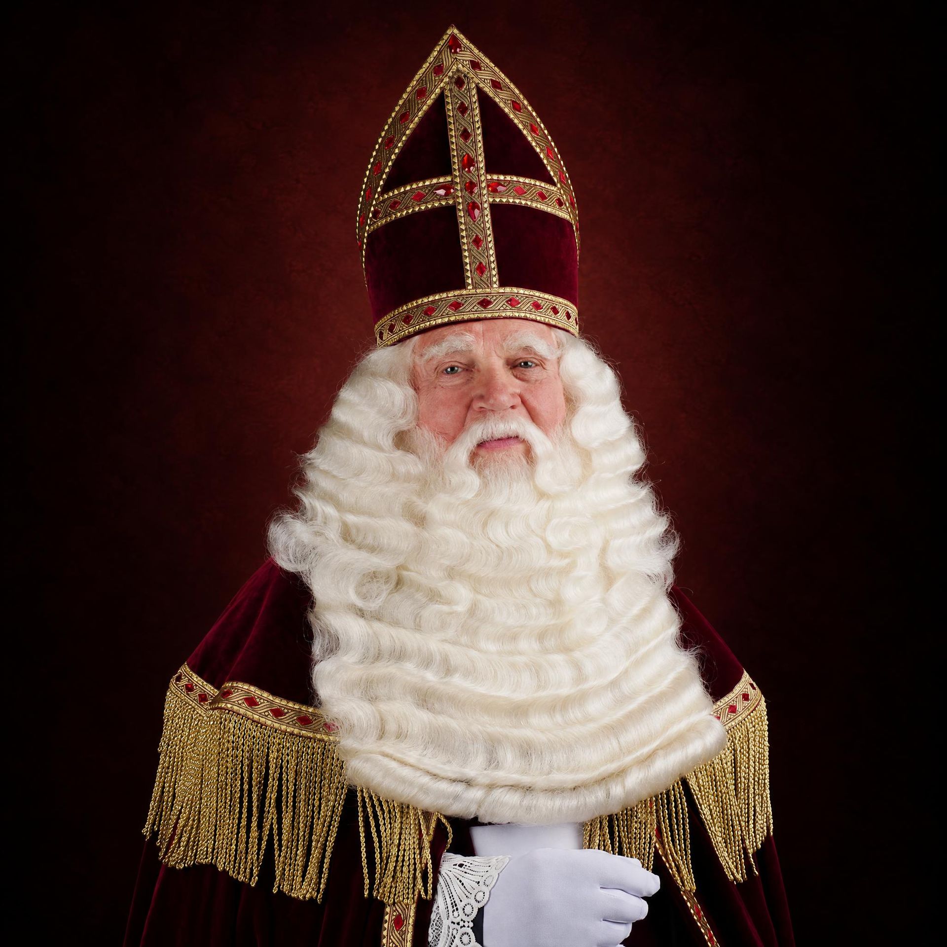 Sinterklaas met bordeaxrode mijter
