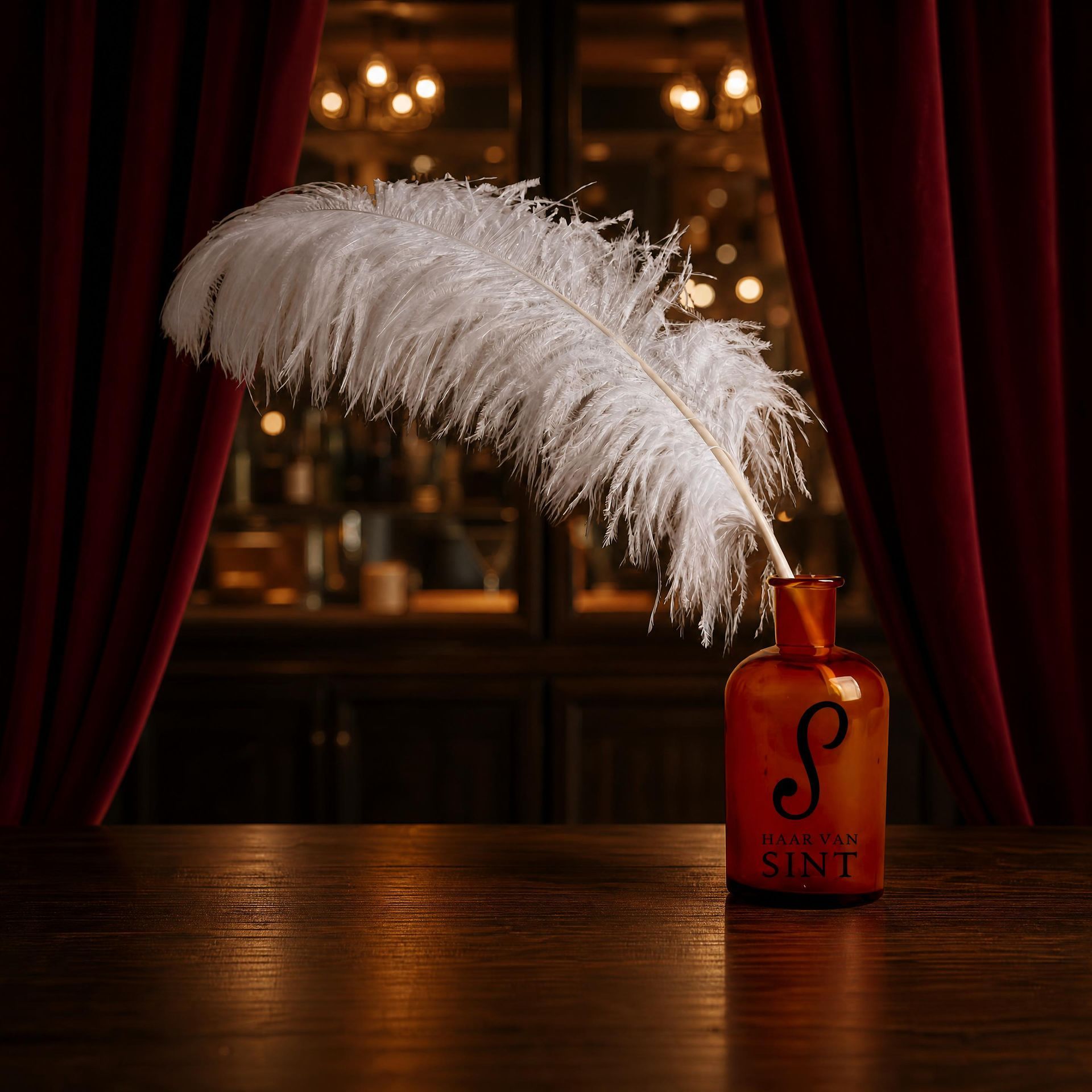 Een witte ganzenveer in een rode fles op een houten tafel, met donkere gordijnen en warm licht op de achtergrond.
