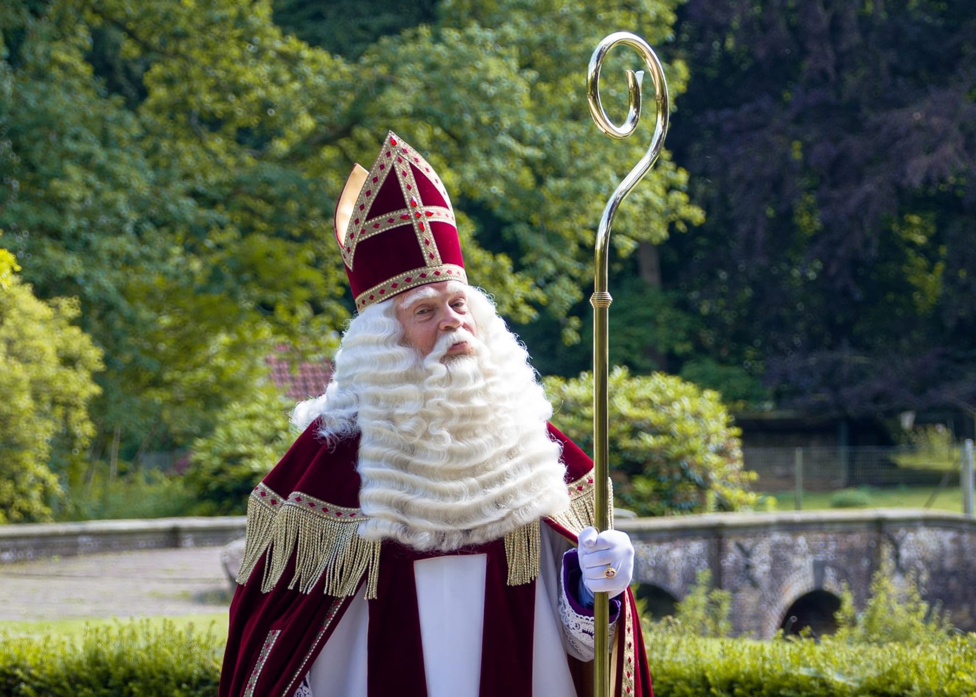 Aan een schemerig verlichte tafel kammen handen knopen pruik.