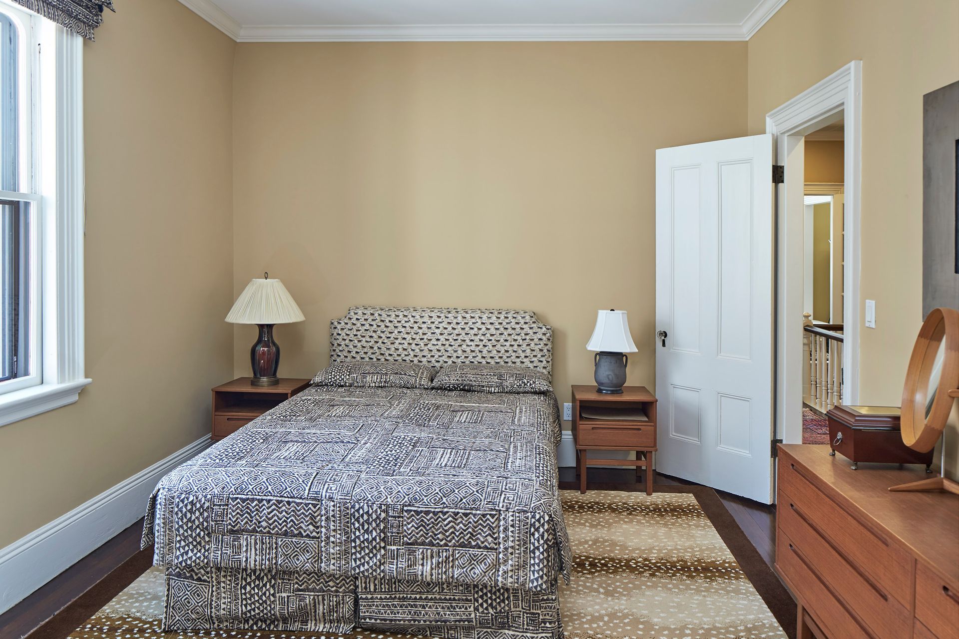 35 Linnaean St interior 2nd bedroom photo