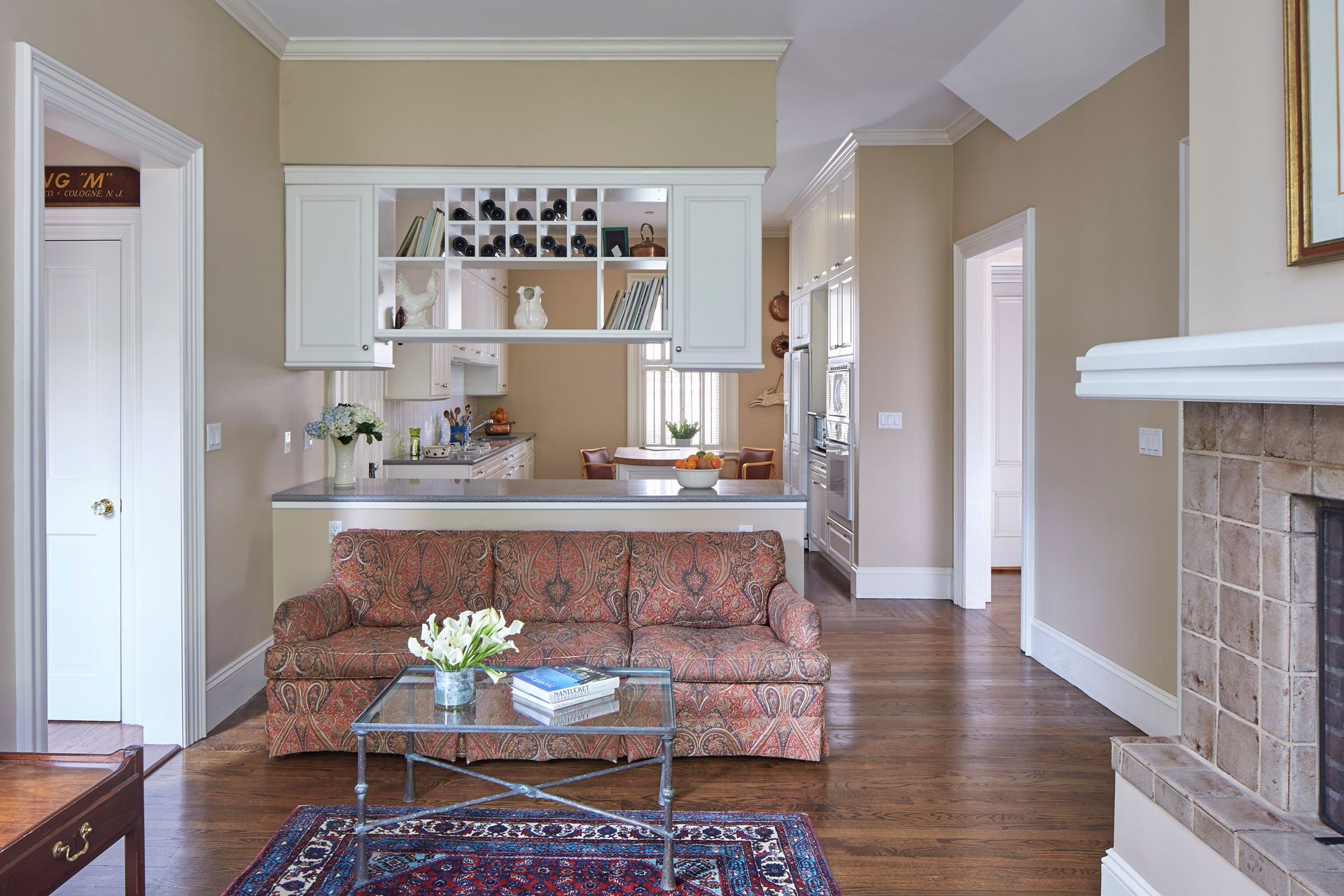 35 Linnaean St interior family room photo