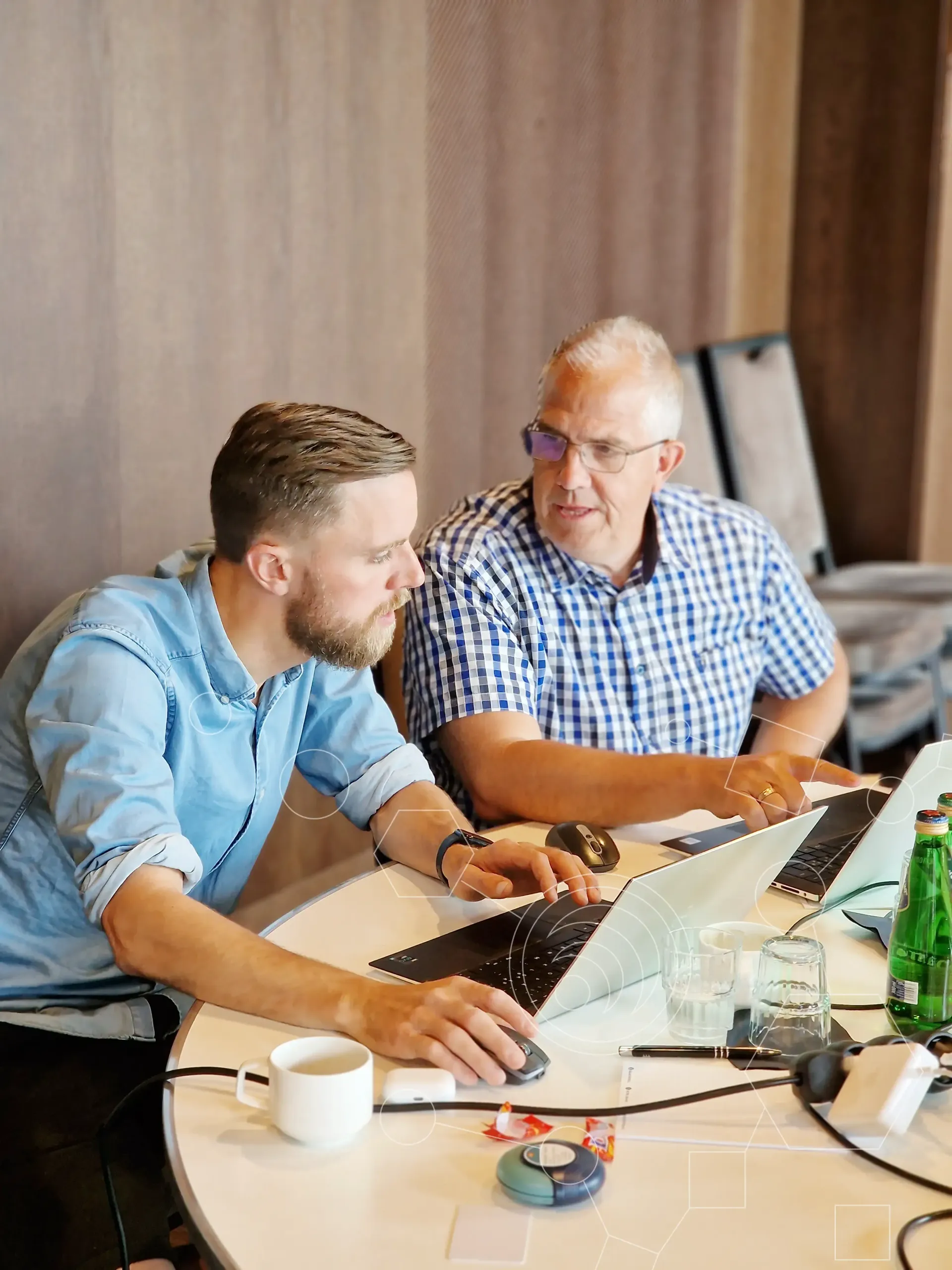 Två BI, Analytics och automationskonsulter som samarbetar på Mindcamp