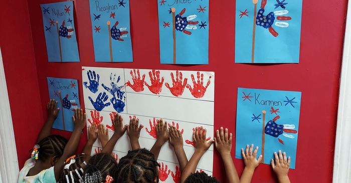 kids hand painting