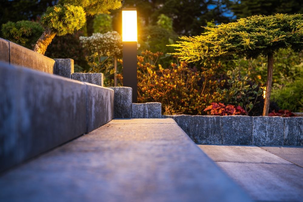 Una scala con una luce sul lato in un giardino.