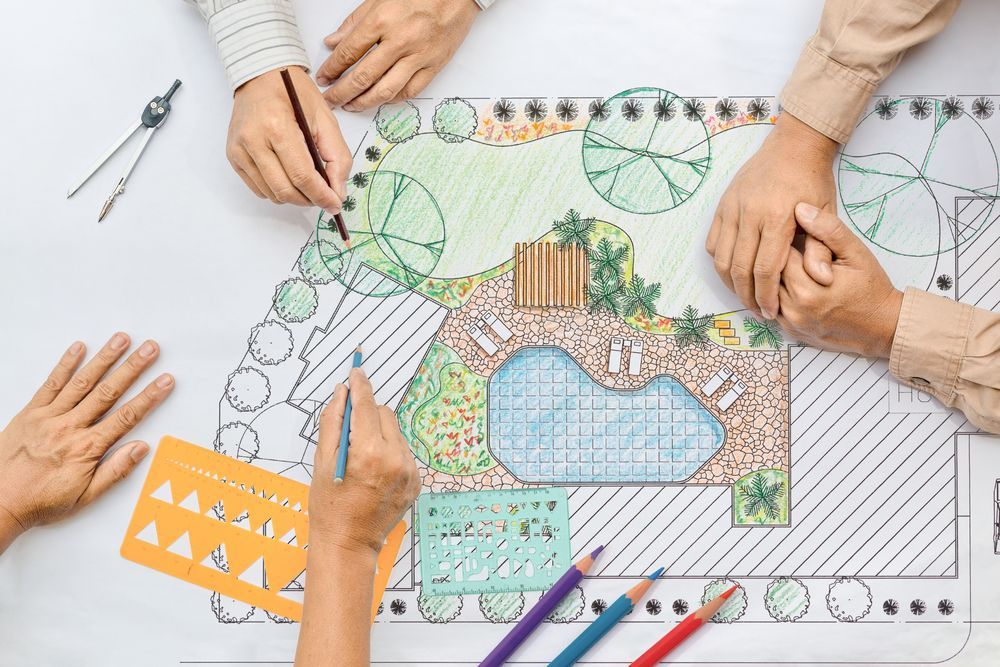 Un gruppo di persone sta lavorando al disegno di una piscina.