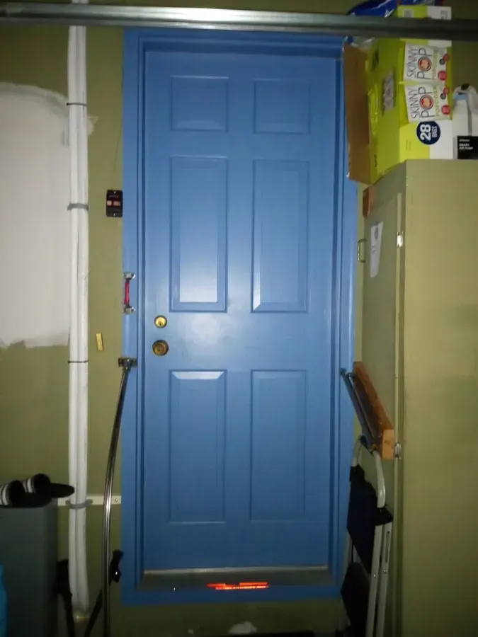 A blue door with a sticker that says r on it