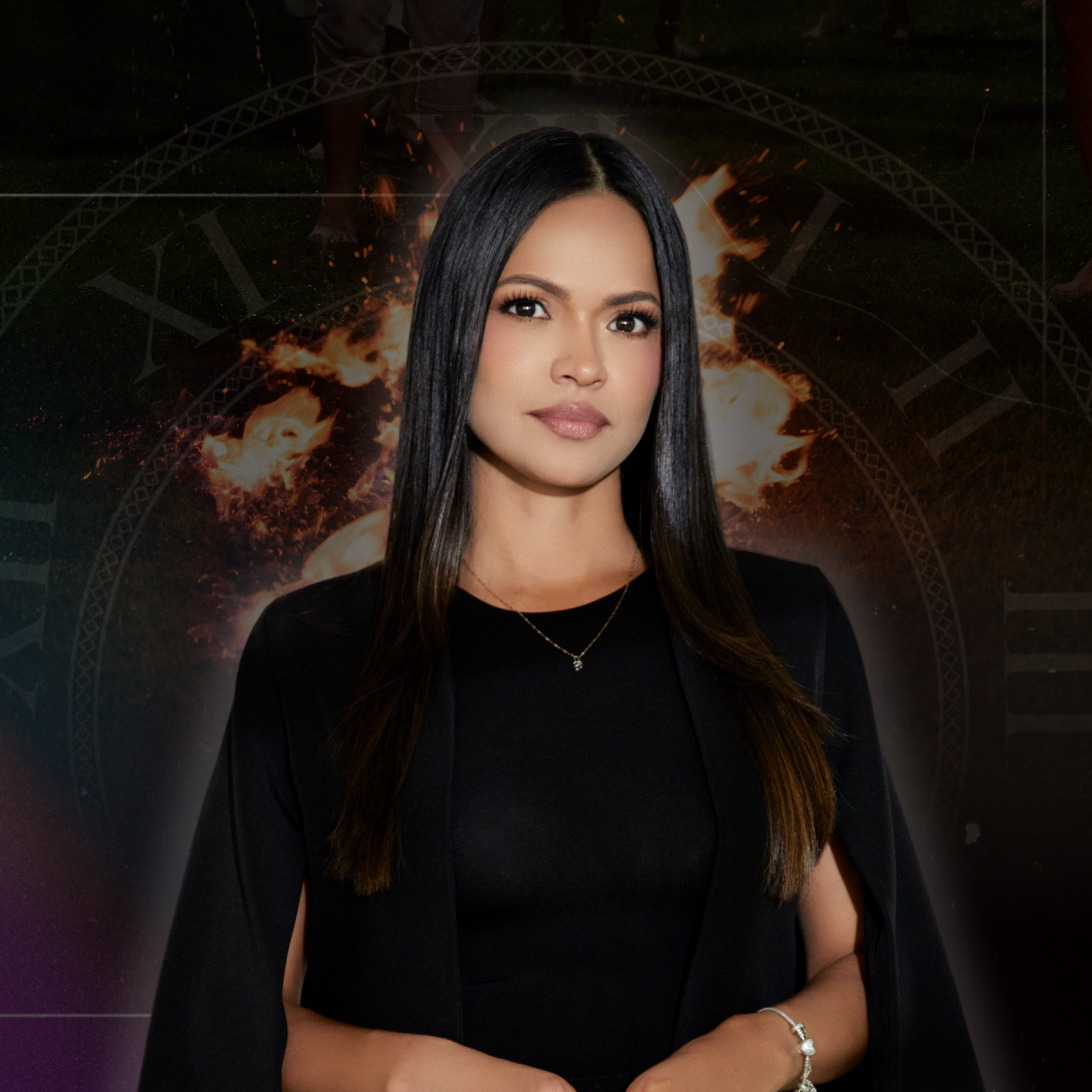 Mujer con cabello negro liso, vestida con traje negro, frente a un fondo con forma de reloj.