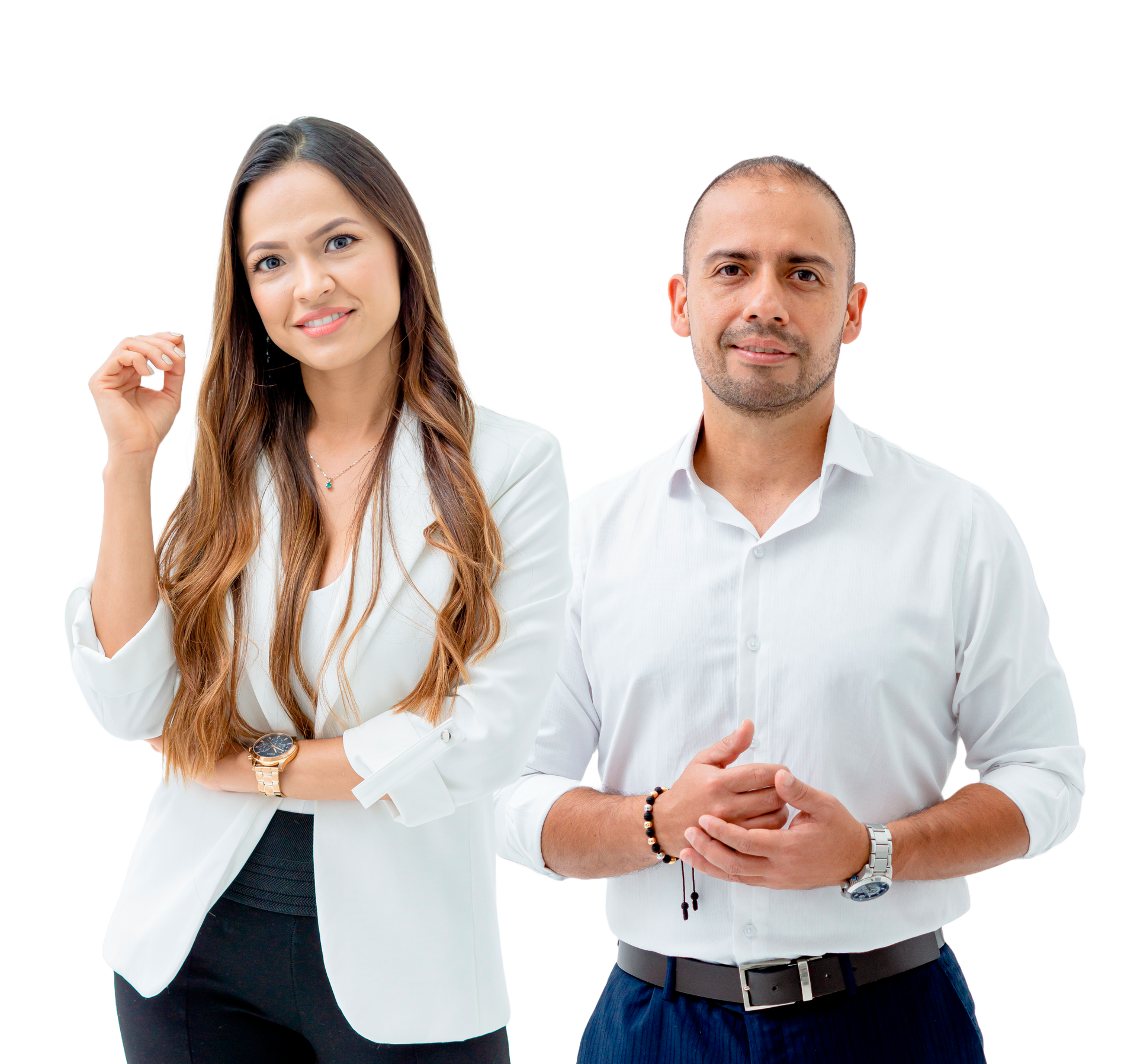 Mujer con blazer blanco y hombre con camisa blanca, sonriendo, de pie cerca.