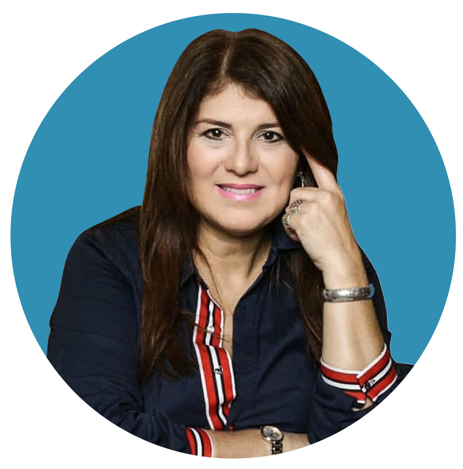 Mujer con una camisa azul marino con rayas rojas, apoyando su mano sobre su cabeza, frente a un círculo azul.