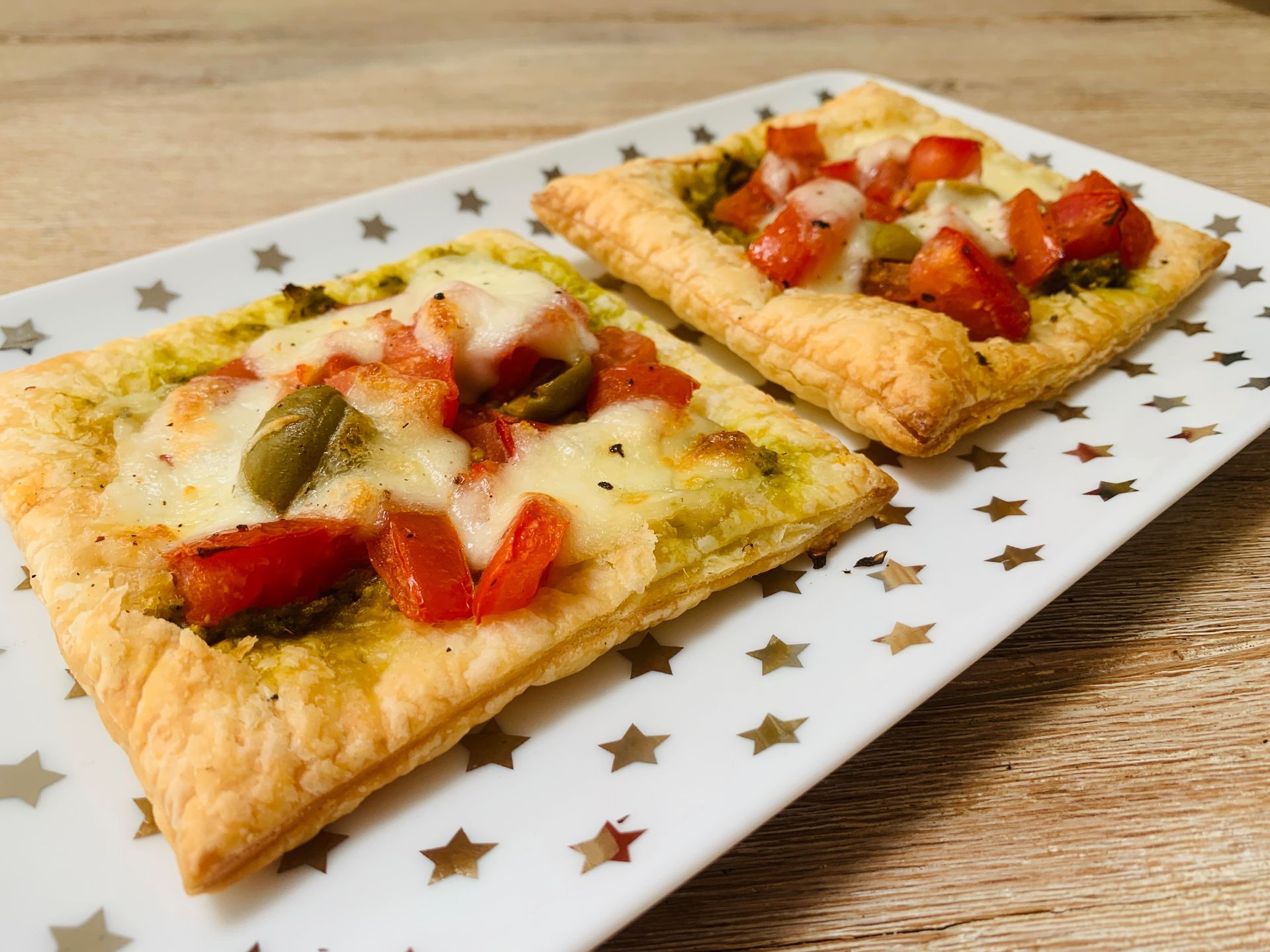 Recept; Plaattaartjes met tomaat, olijven en mozzarella