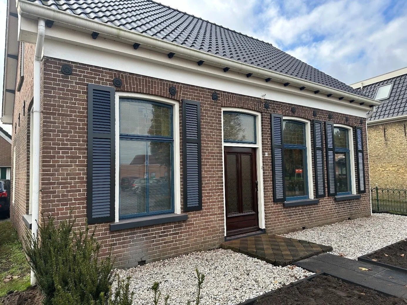 Aluminium raamluiken: stijlvol, sterk en verrassend sfeervol
