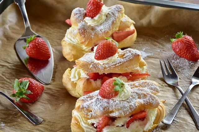 Gebakjes met banketbakkersroom
