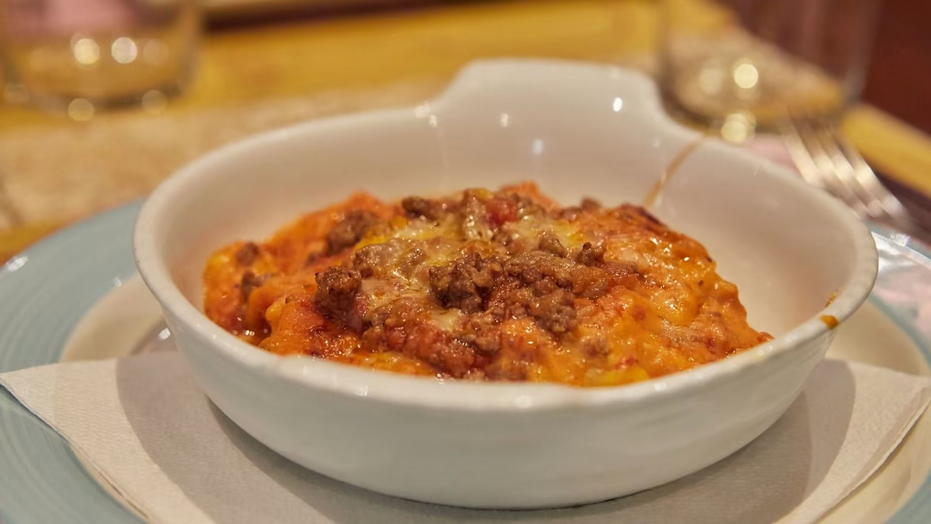 Ciotola di pasta con sugo di carne e formaggio.
