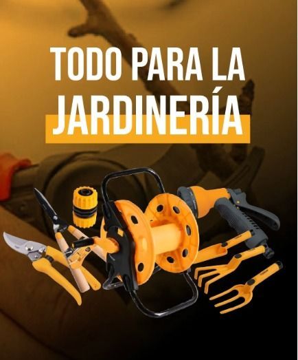 Herramientas de jardinería amarillas, incluyendo tijeras y un carrete de manguera, sobre un fondo oscuro.