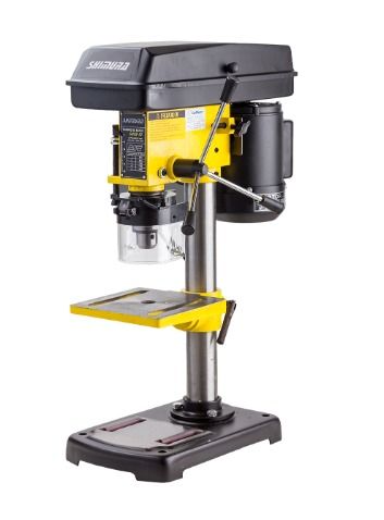 Taladro de columna de color amarillo y negro sobre base negra, listo para usar.