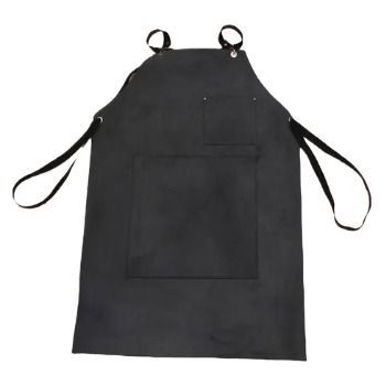 Delantal negro con dos bolsillos y lazos en cuello y cintura.