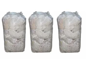 Tres bolsas de plástico translúcidas atadas, llenas de material blanco.