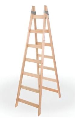 Escalera de madera en posición vertical sobre un fondo blanco.