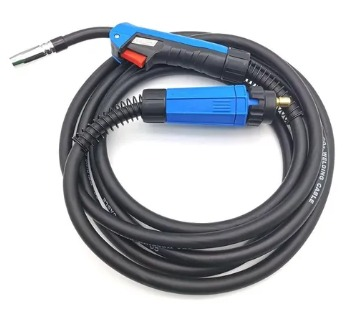 Una antorcha de soldadura MIG con cable negro, mango azul y gatillo rojo.