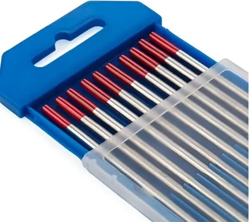 Primer plano de un estuche de plástico azul que contiene varios electrodos de soldadura plateados con punta roja.