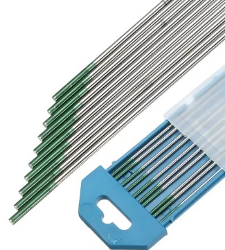 Primer plano de un estuche de plástico azul que contiene varios electrodos de soldadura plateados con punta roja.