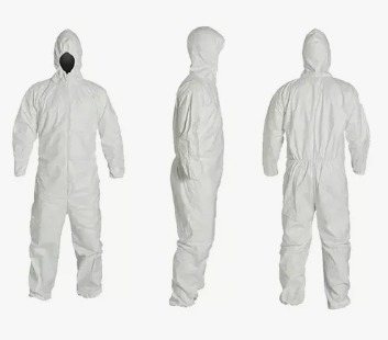 Traje con capucha blanca, vistas frontal, lateral y posterior.