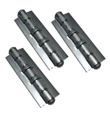 Tres bisagras continuas de metal sobre fondo blanco.