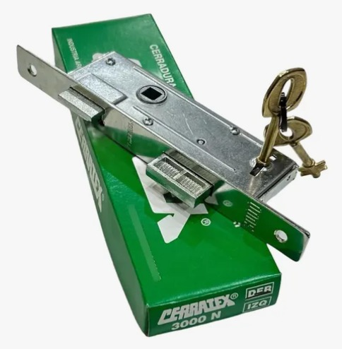 Una cerradura y llaves sobre una caja verde de CerraTex. La cerradura es plateada, con el cerrojo parcialmente extendido.