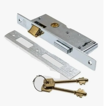 Cerradura de puerta plateada con pestillo de latón, dos llaves y placa de cierre.
