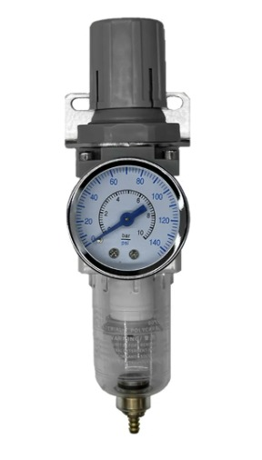 Regulador de presión de aire con manómetro, plástico gris y transparente, y accesorios de metal.