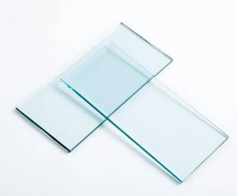 Tres filtros de lente de soldadura rectangulares oscuros etiquetados como DIN 9, 11 y 12.