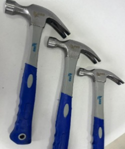 Tres martillos de garra con mangos azules y grises.