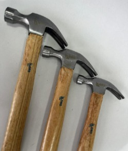Tres martillos de garra con mangos azules y grises.