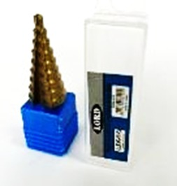 Broca escalonada de bronce sobre un soporte azul junto a su estuche de plástico, sobre un fondo blanco.