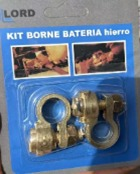 Kit de terminales de batería de latón en un paquete de plástico azul. El paquete indica 