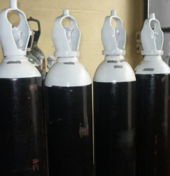 Un cilindro de gas acetileno negro etiquetado 