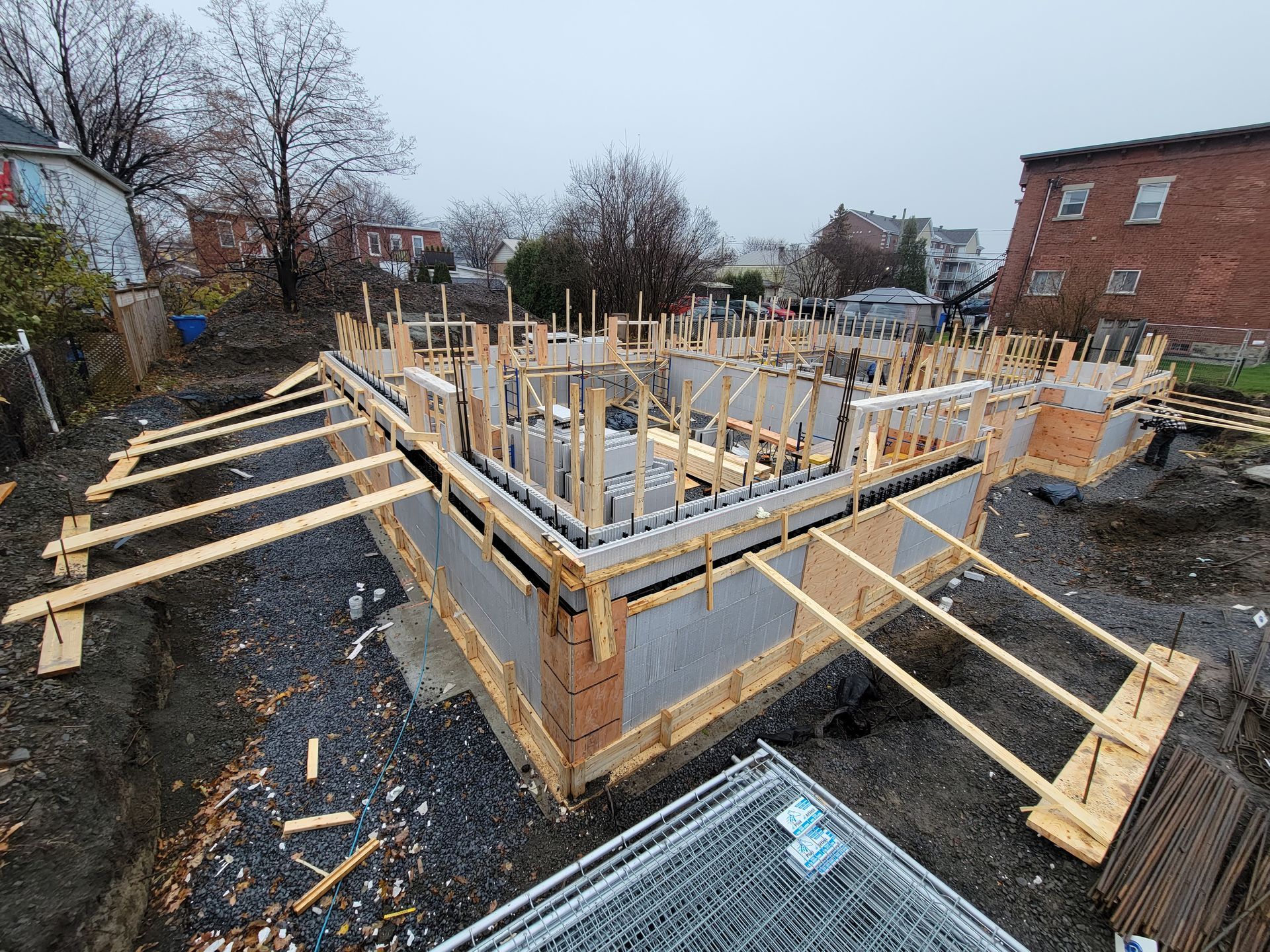 Une grande structure en bois est en cours de construction sur un chantier.