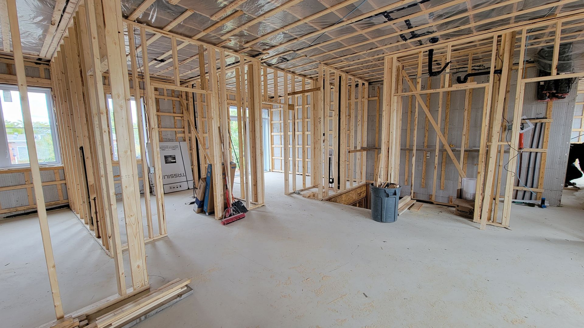 Une pièce dans une maison en construction avec des poutres en bois.