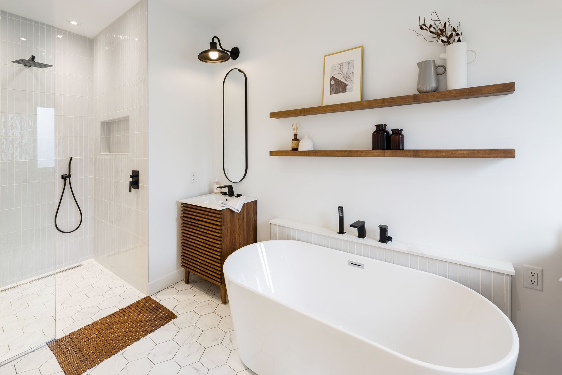 Une salle de bain avec baignoire, lavabo, miroir et douche.