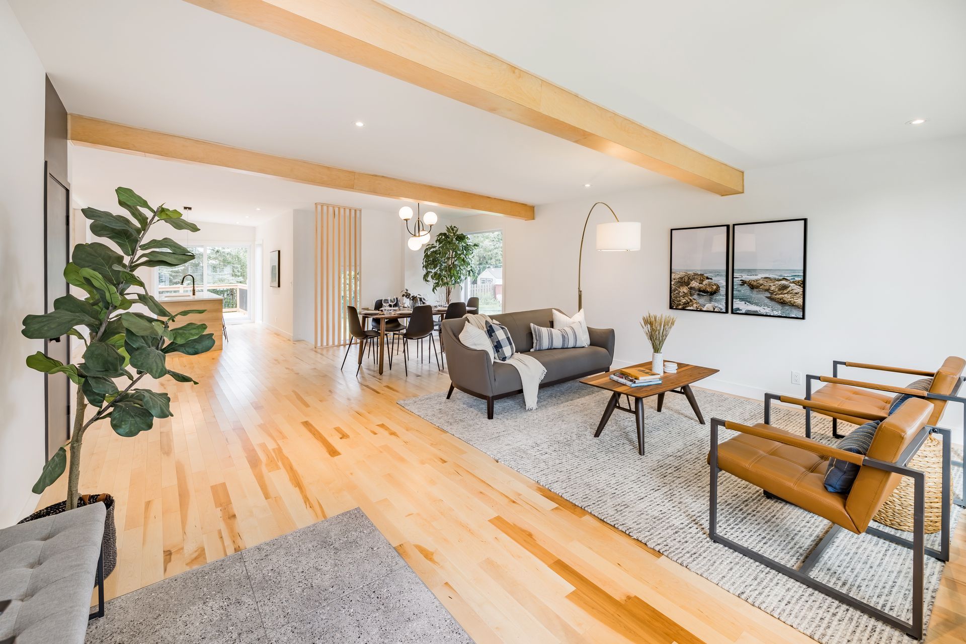 Un salon avec un canapé, des chaises et une table.