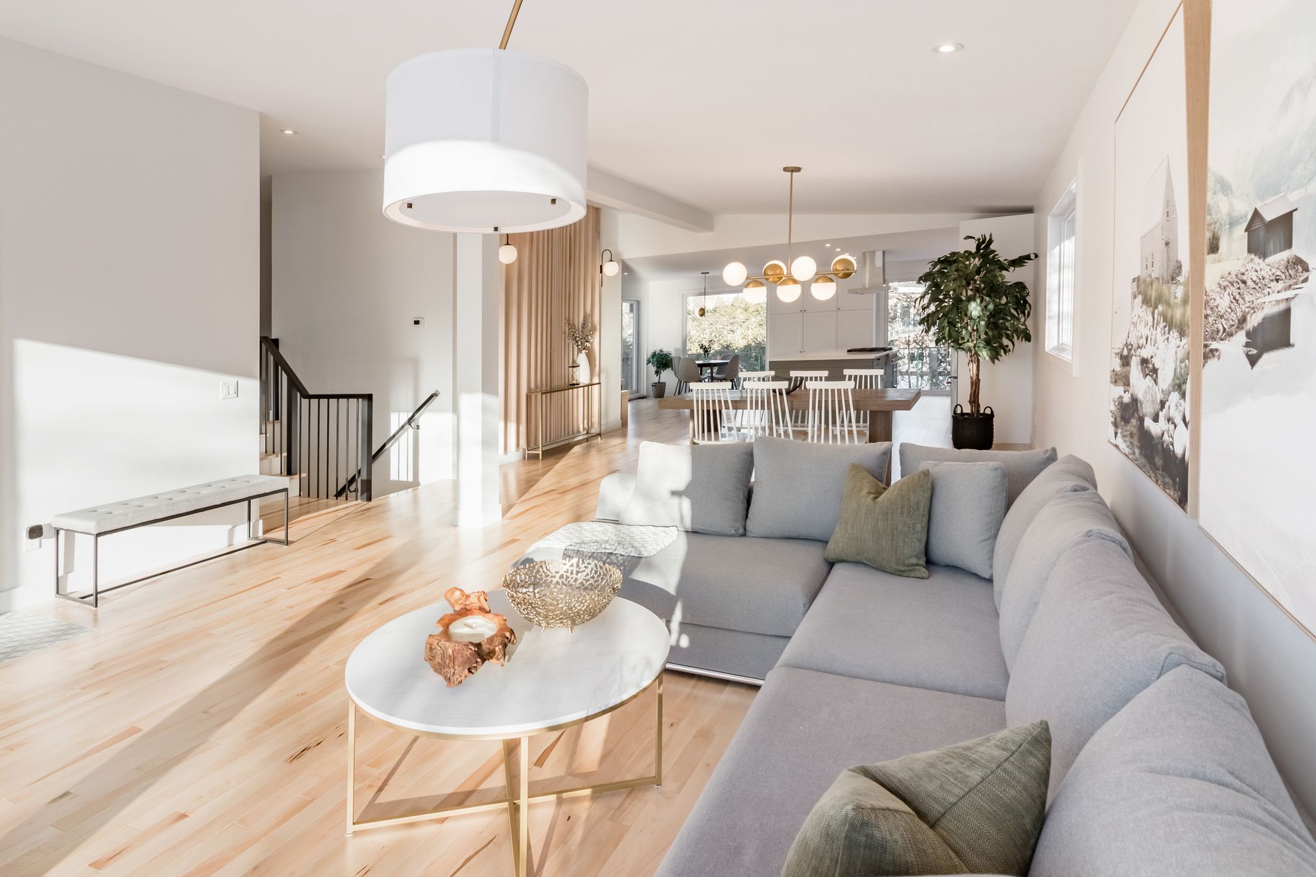 Un salon avec un canapé et une table basse