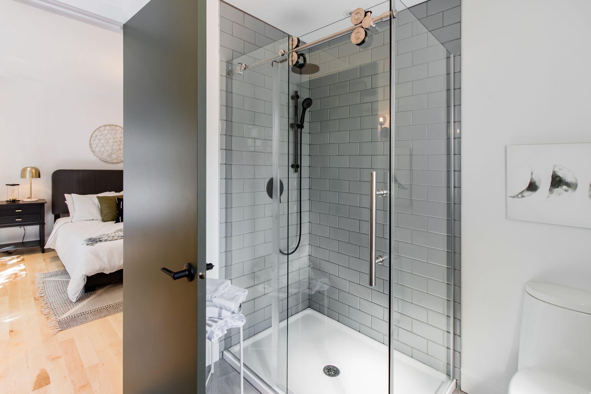 Une salle de bain avec douche et WC à côté d'une chambre.