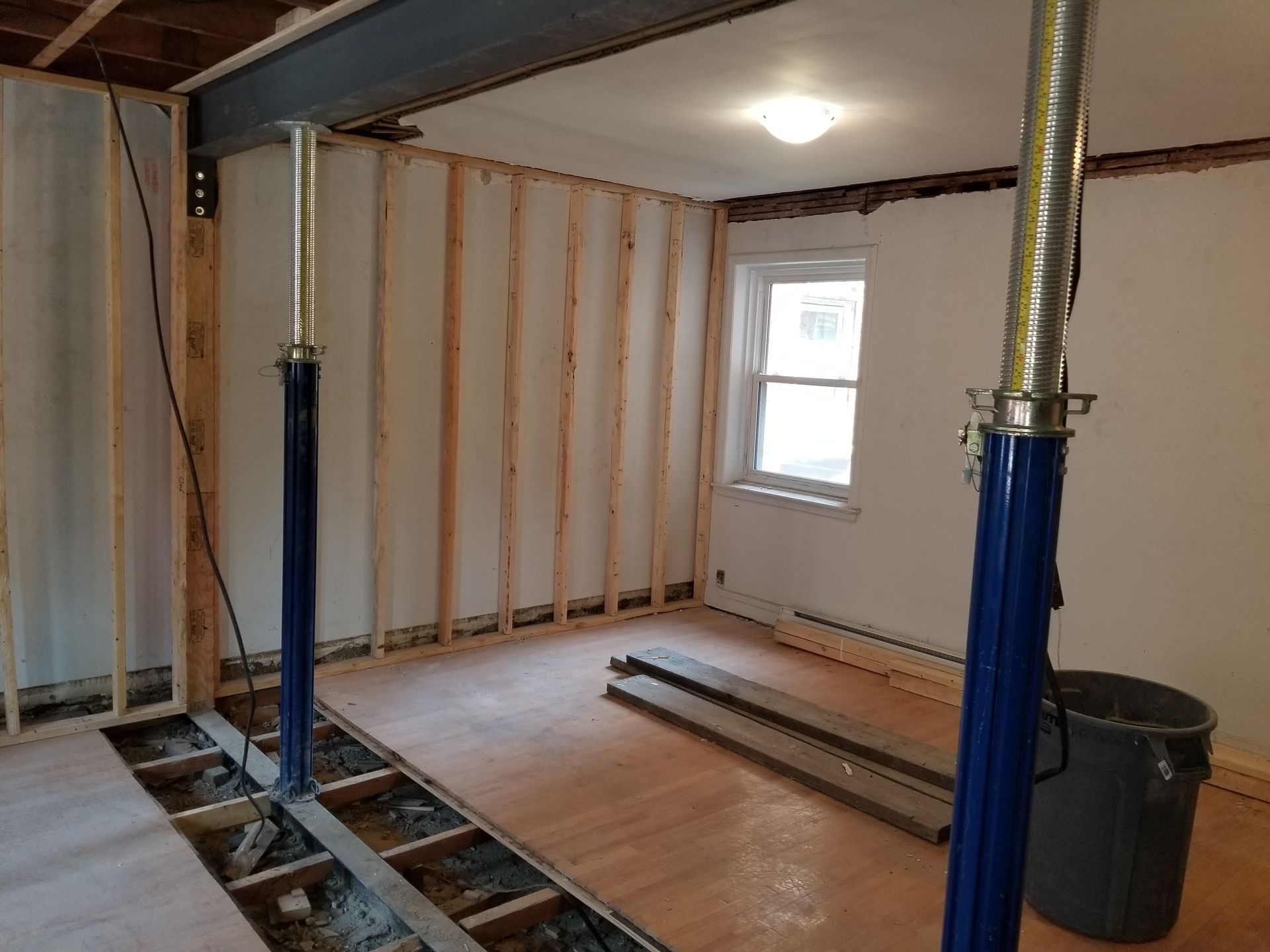 Une pièce en construction avec un échafaudage et une fenêtre.
